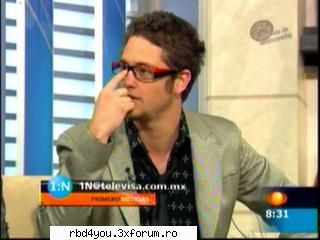 Ucker poarta ochelari???? - hilary_vondy - Christopher