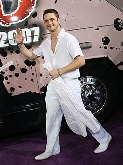 Ucker:un nou look:X:X:X - mie imi place la nenbunie qm ii sta ..sia pus si - Christopher