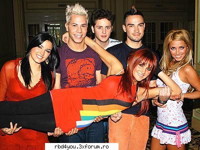 i wanna - o rochie roshie...sa vad dak gasesk:) e q - Maite