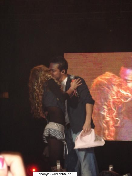 i wanna - e buna? vreau o poza cu anahi dul uker si poncho - Anahi