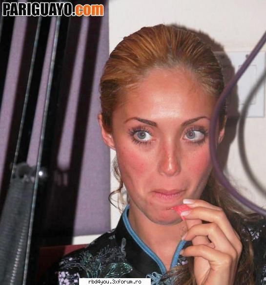 poze kre NU va plak k annie - deci aw prinso antro postura - Anahi