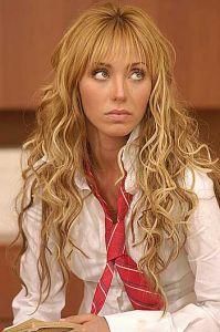 qm va place d annie?? - shi cu parul ondulat......e prea mrf....zicetzi - Anahi